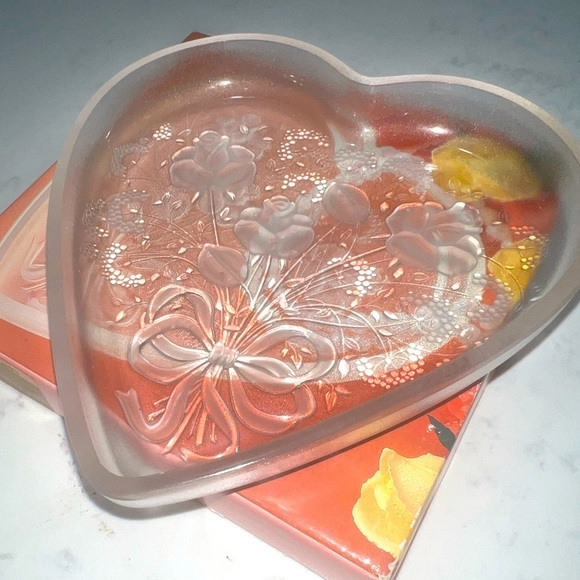 Heart-Shaped Plate with Floral Design - Picture 1 of 11